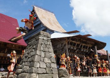 Budaya lompat batu di Nias, Indonesia. Menarik sekaligus mempesona.