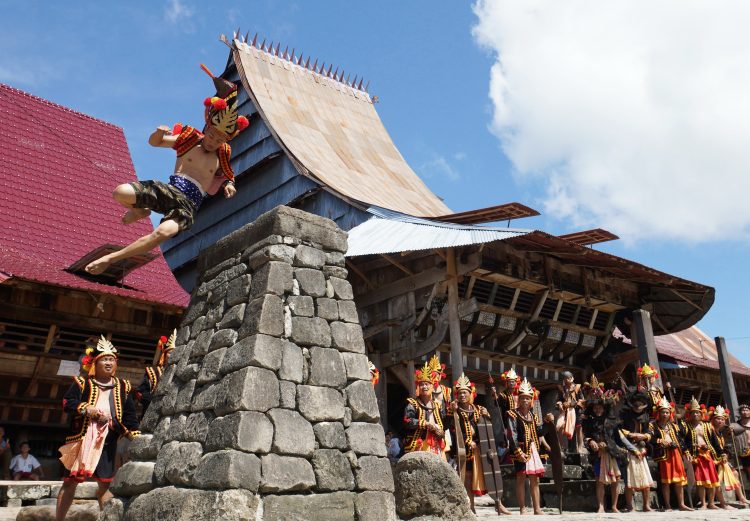 Budaya lompat batu di Nias, Indonesia. Menarik sekaligus mempesona.