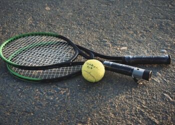 SERVICE-THE OPENING GUN Pada Tenis.